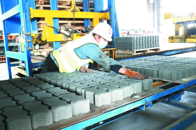 哈密高新技術產業開發區 以環?？萍简寗赢a業迭代升級與綠色發展